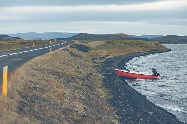 Paisaje de Islandia con un barco rojo