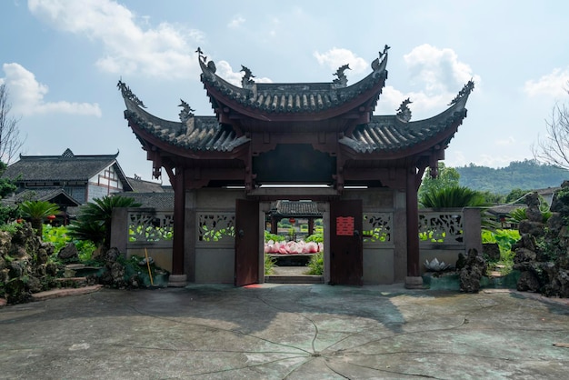 Paisaje de jardín de arquitectura antigua china y estanques llenos de flores de loto