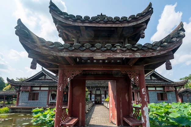 Paisaje de jardín de arquitectura antigua china y estanques llenos de flores de loto