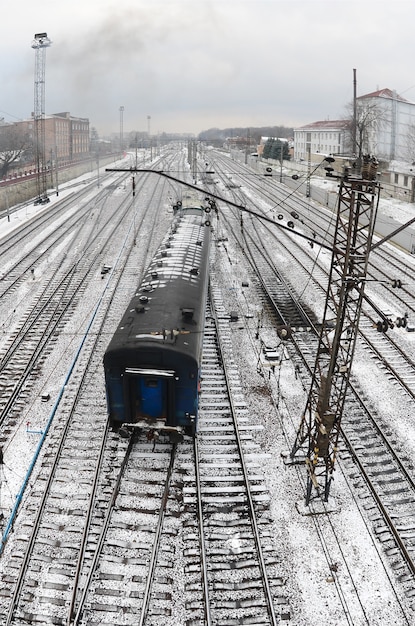 Paisaje de kharkiv con vías férreas cerca de la estación de tren sur