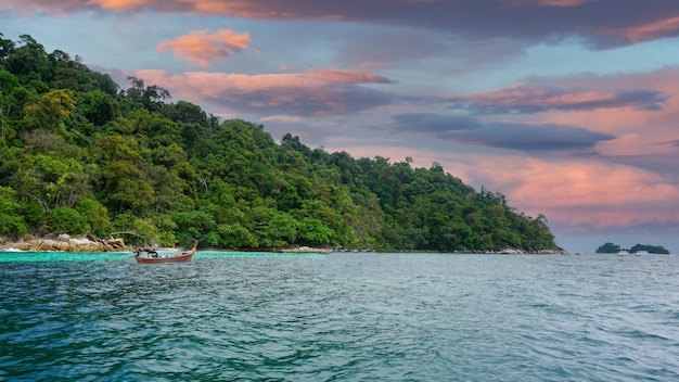 El paisaje de Koh Lipe y el barco lleva a los turistas a viajar y descansar en temporada.