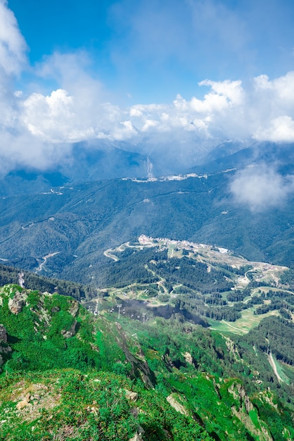 Paisaje de la ladera de una montaña cubierta de hierba