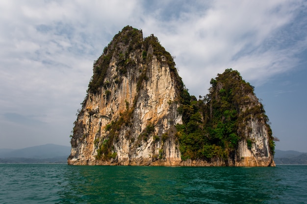 Paisaje del lago azul