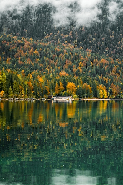 Paisaje con lago, bosque, casa en las montañas de Baviera, Alemania