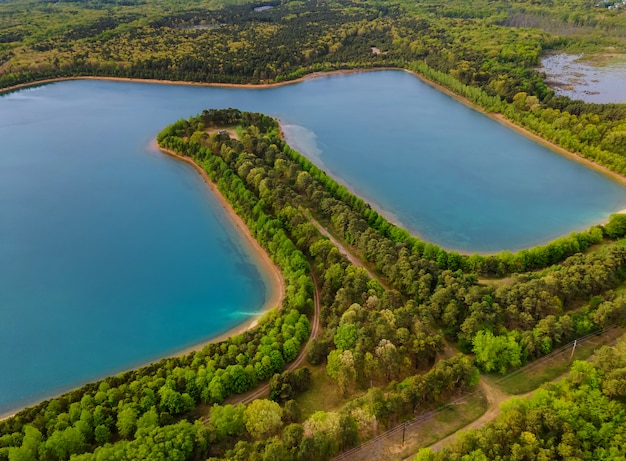 Paisaje de un lago en un bosque