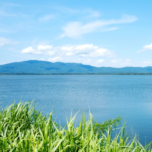 Paisaje de lago y cielo azul, fondo de naturaleza, primavera y verano