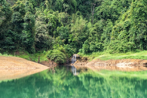 Paisaje del lago Esmeralda