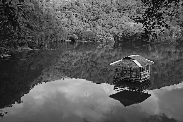paisaje en el lago, islas filipinas / lago volcánico tropical con una casa flotante