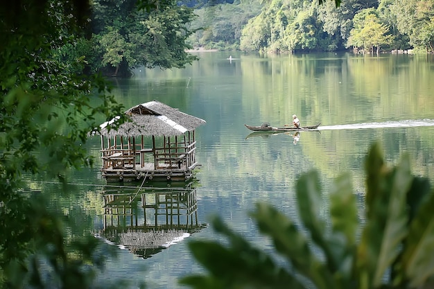 paisaje en el lago, islas filipinas / lago volcánico tropical con una casa flotante