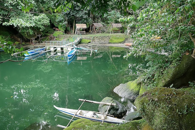 paisaje en el lago, islas filipinas / lago volcánico tropical con una casa flotante