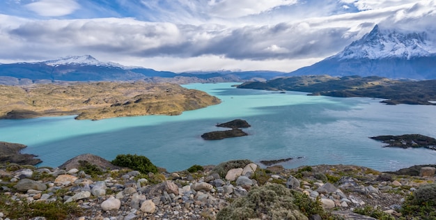 Paisaje con el lago Lago del Pehoe en el parque nacional Torres del Paine, Patagonia, Chile.