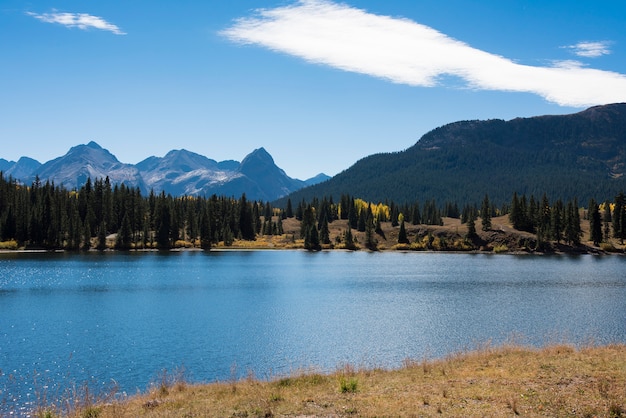 Foto paisaje de un lago en una mañana brillante