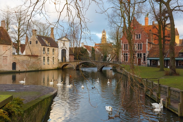 Paisaje en el lago Minnewater con iglesia y puente en Brujas, Bélgica