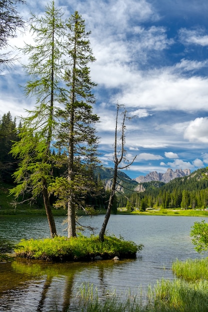 Paisaje en el lago Misurina en los Dolomitas italianos