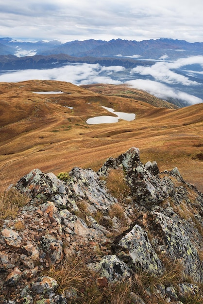 Paisaje con el lago de montaña Georgia