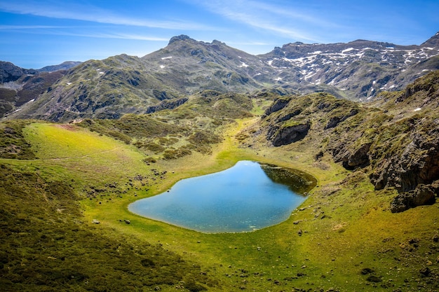 Paisaje con lago y montañas