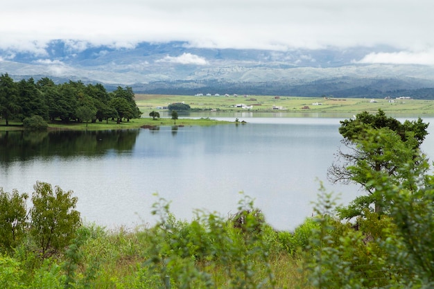 Paisaje con un lago y montañasx9