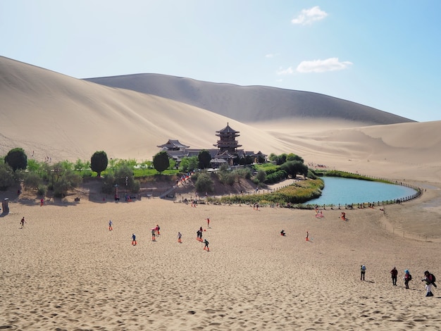 Paisaje del lago y de la pagoda crepusculares del oasis en el desierto de Gobi, Dunhuang, China.