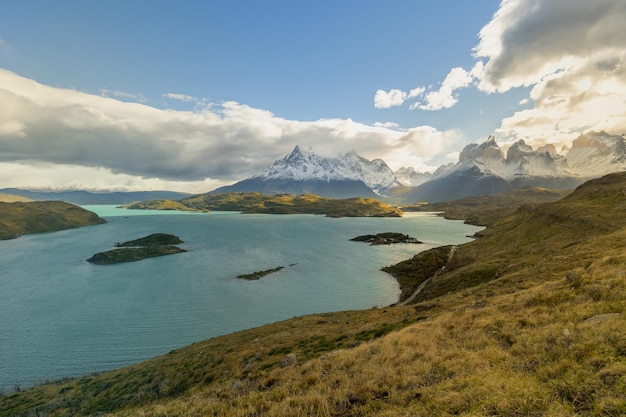 Paisaje con Lago del Pehoé en el Parque Nacional Torres del Paine, Patagonia, Chile.