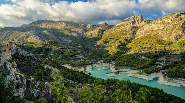 Paisaje con lago en el pueblo de montaña de Guadalest, Alicante, España