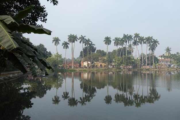 Foto el paisaje del lago rajbari de puthia es un sitio histórico en puthia, bangladesh.