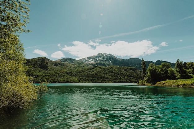 Foto paisaje de un lago rodeado por montañas