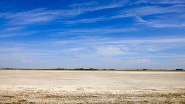 Foto paisaje de un lago seco en burgenland, austria, cerca del lago neusidler