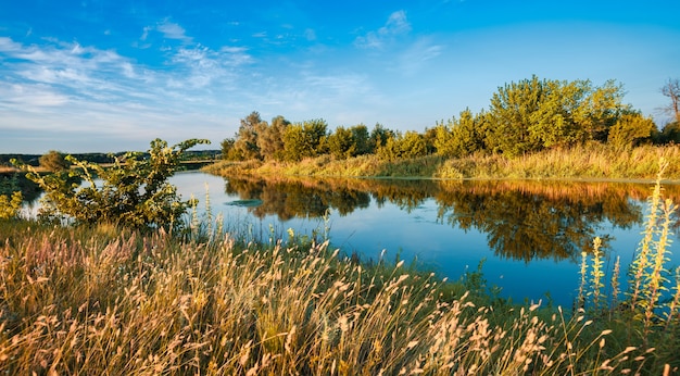 Paisaje de lago tranquilo con aguas tranquilas