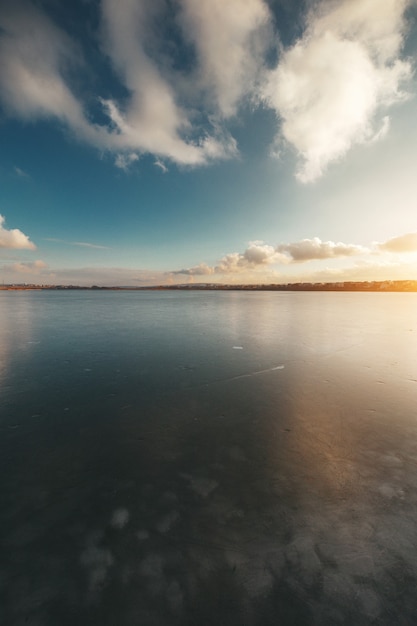 Paisaje del lago de verano