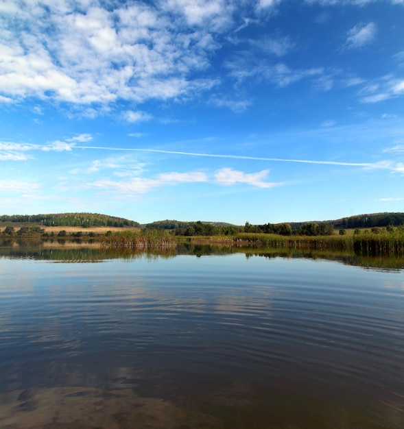 Paisaje de lago de verano