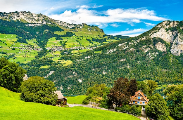 Paisaje en el lago Walensee en Suiza