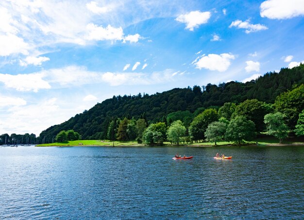 Foto paisaje del lago windermere en el parque nacional del distrito de los lagos en el reino unido