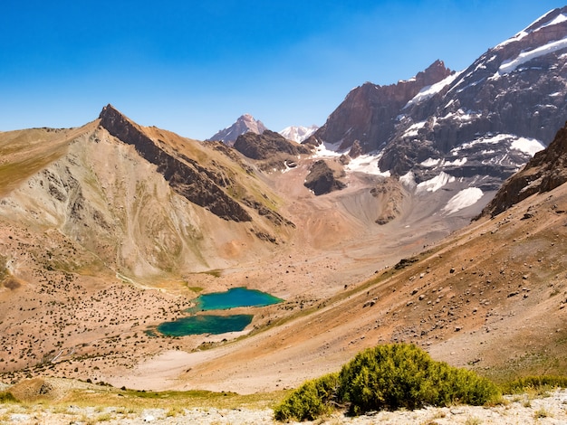 Paisaje con lagos Kulikalon en las montañas Fann