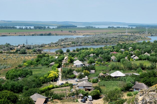 Paisaje de lagos y pueblos