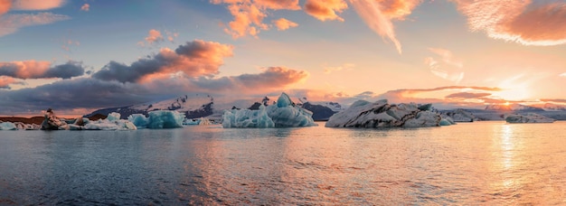 Paisaje de la laguna glaciar de Jokulsarlon con derretimiento de iceberg azul y cielo de puesta de sol en verano