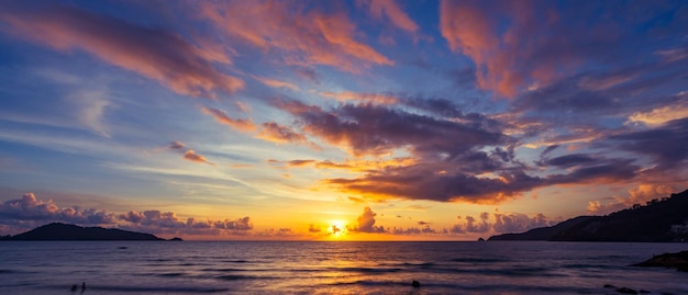 Paisaje Larga exposición de majestuosas nubes en el cielo puesta de sol o amanecer sobre el mar con reflejo en el mar tropical Hermoso paisaje de nubes Increíble luz de la naturaleza Fondo de la naturaleza del paisaje