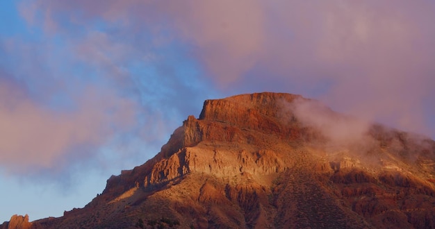 Paisaje de lava en el paisaje desértico del Parque Nacional del Teide al atardecer Tenerife Islas Canarias Nubes coloridas montañas naranjas