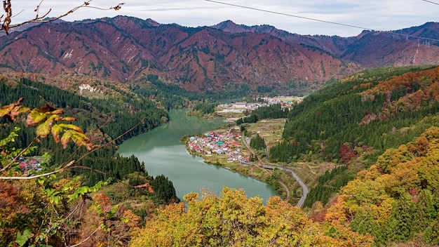 Foto paisaje de la línea tadami en fukushima, japón