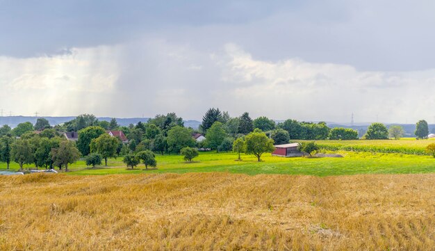 paisaje lluvioso con un pequeño pueblo