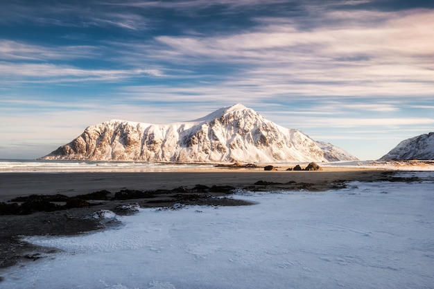 Paisaje de la luz del sol que brilla en la cordillera nevada en la costa