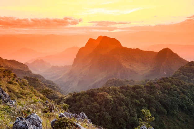 Paisaje mágico de la visión de alto ángulo con la montaña y la puesta del sol de la piedra caliza