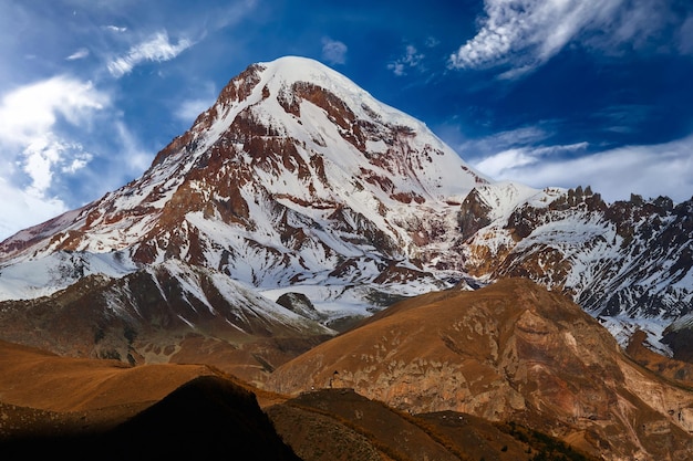 Paisaje de la majestuosa cresta de las montañas marrones nevadas escénicas en el país de Georgia