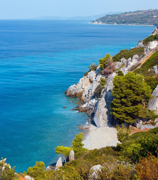 Paisaje de la mañana de la costa del mar de verano (península de Kassandra, Halkidiki, Grecia).