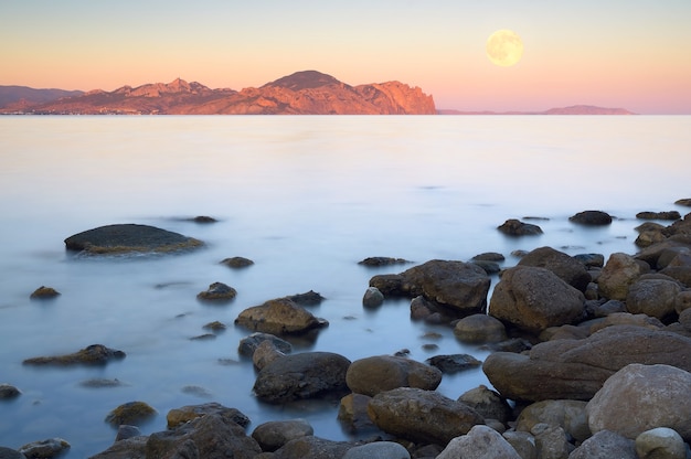 Paisaje de la mañana en el mar