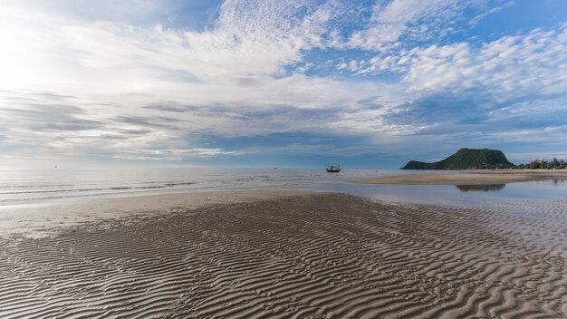 Paisaje en la mañana de la playa de Pranburi