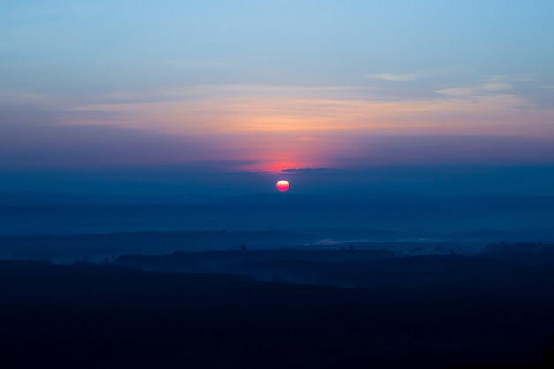 Paisaje mañana sol y vista a la montaña del día