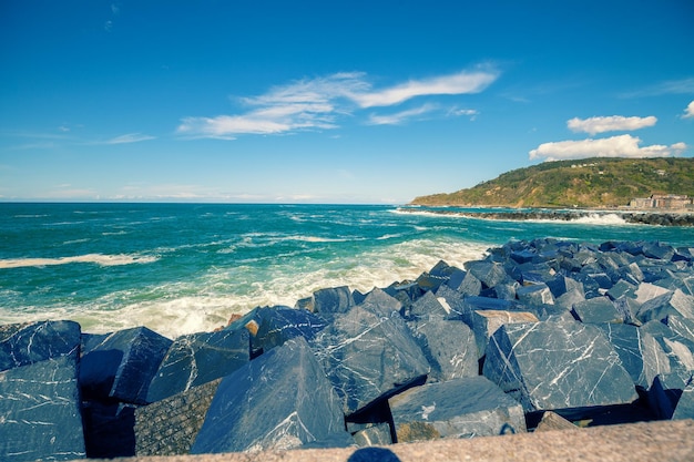 Paisaje con mar y acantilados Costa rocosa en un día soleado Hermoso paisaje natural Mar tormentoso San Sebastián País Vasco España