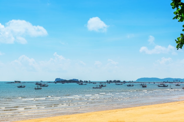 Paisaje, mar, cielo, nubes y barcos de pesca en Tailandia