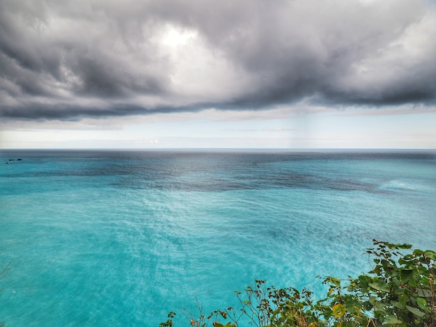 Paisaje de mar y cielo nublado antes de la lluvia en Hualien, Taiwán