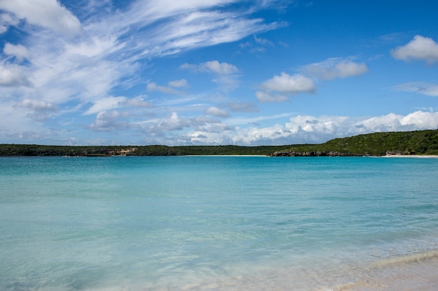 Paisaje de un mar color turquesa con una playa de arena blanca en el fondo en Puerto Rico